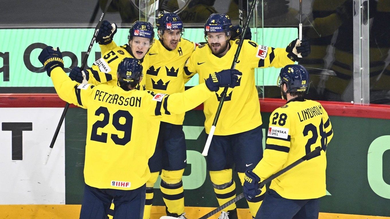 Mikael Backlund sa so spoluhráčmi teší po strelenom góle v zápase Slovensko - Švédsko v skupine A na MS v hokeji 2025.