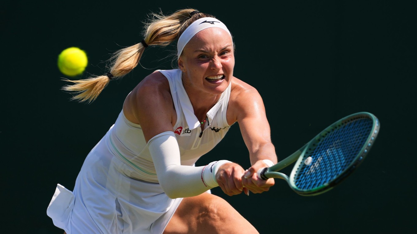 Slovenská tenistka Rebecca Šramková počas zápasu vo Wimbledone 2025.