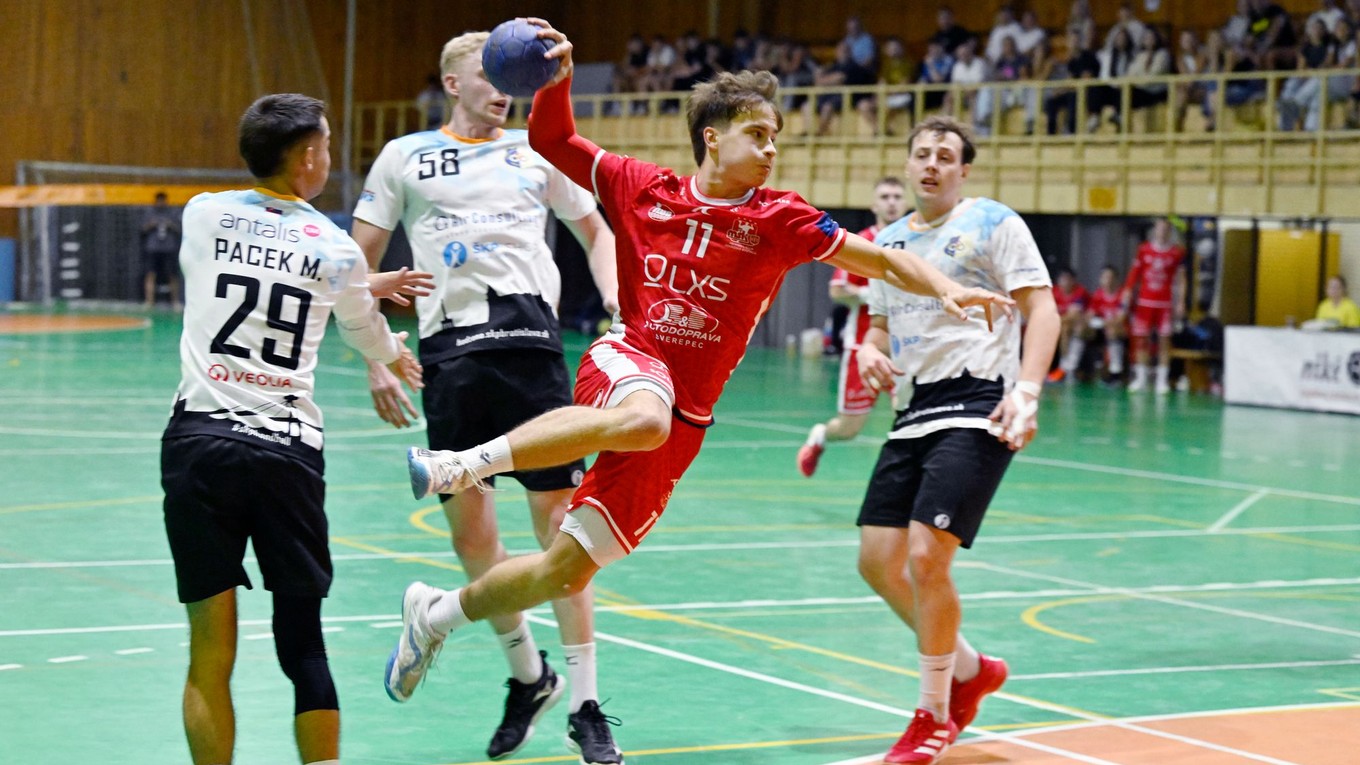 Ján Kristián Krok (MŠK Považská Bystrica) strieľa na bránu počas zápasu 4. kola Niké Handbal Extraligy ŠKP Bratislava - MŠK Považská Bystrica.