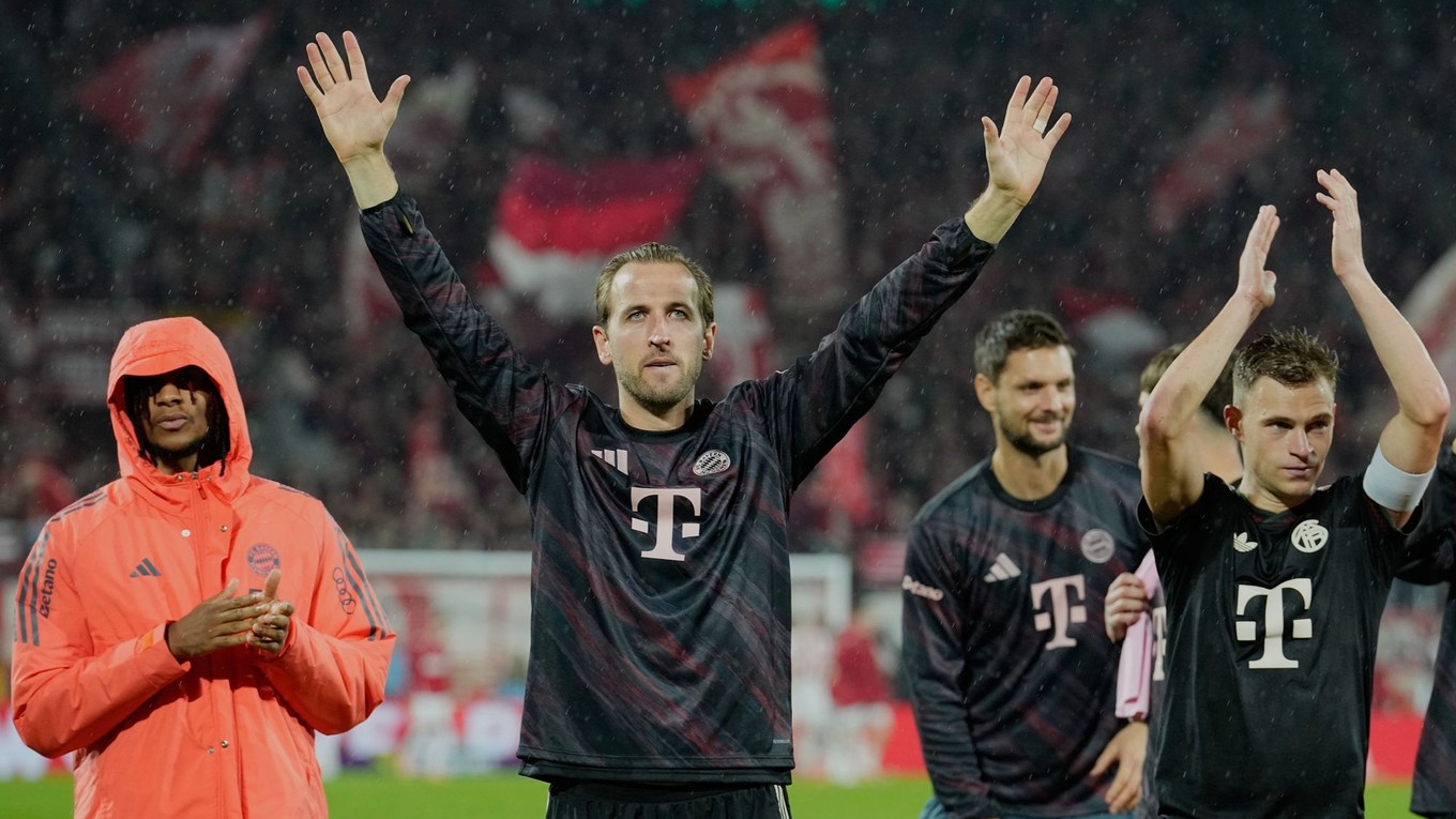 Hráči Bayernu oslavujú víťazstvo.