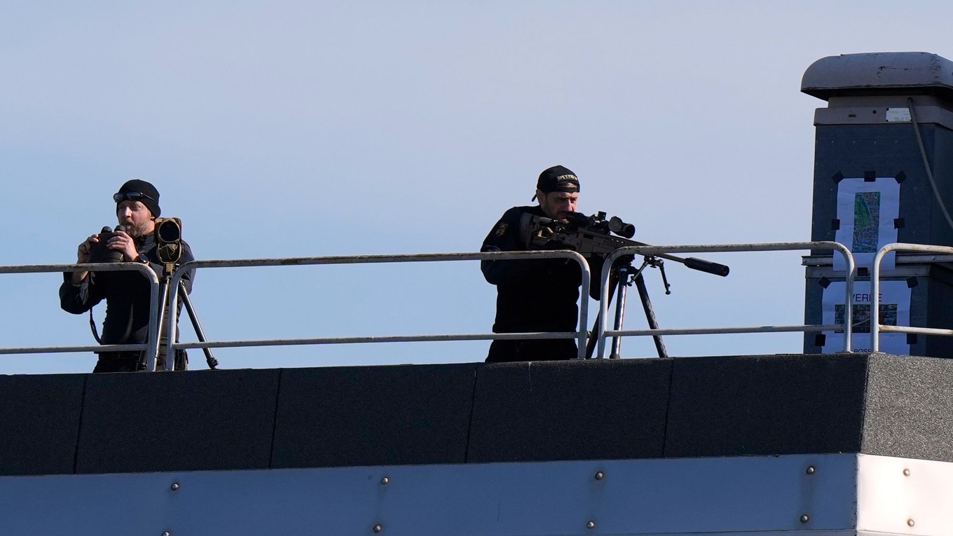 Pred zápasom Talianska s Izraelom sú na strechách ostreľovači