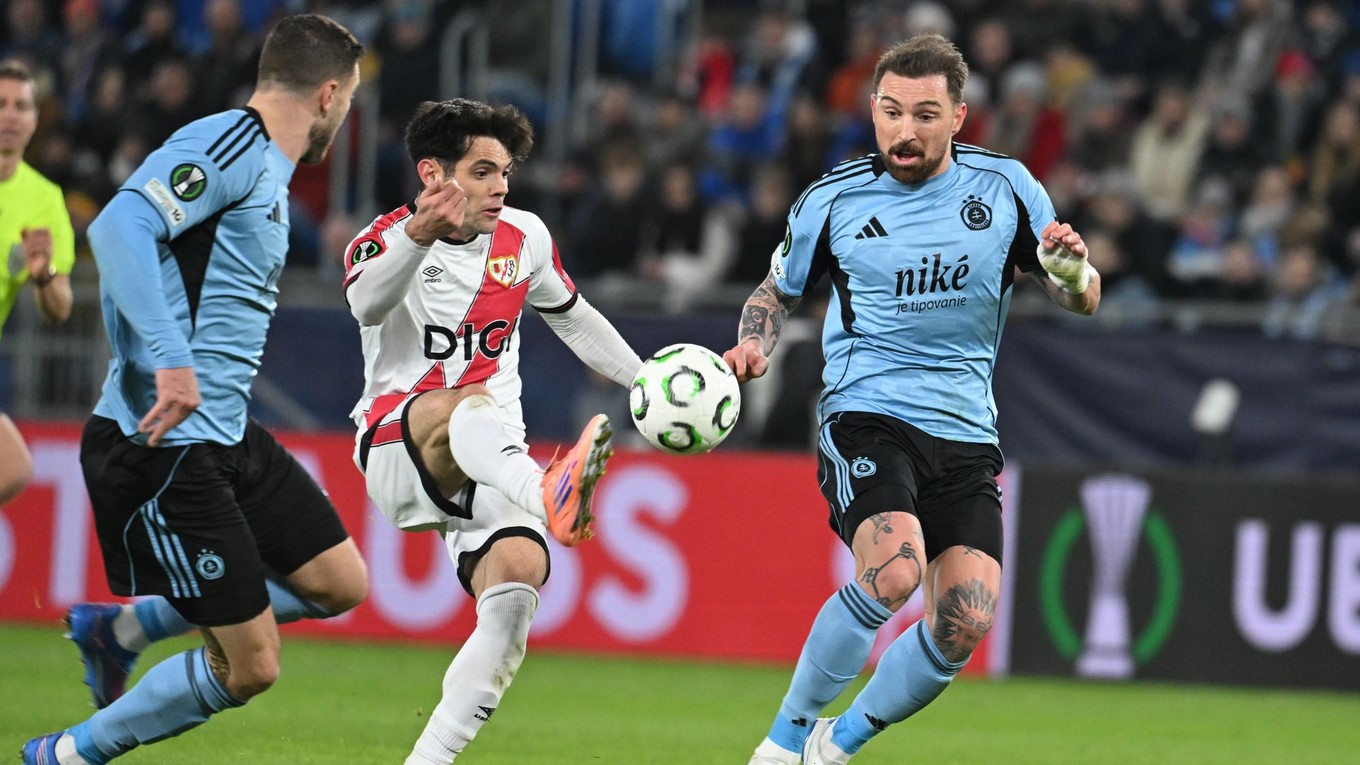 Hráč tímu Rayo Vallecano Fran Pérez(uprostred), hráči Slovanu Kenan Bajrič (vľavo) a Guram Kašia bojujú o loptu