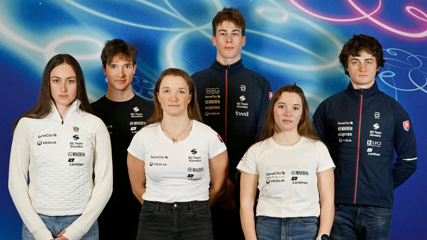 Slovenskí reprezentanti a reprezentantky v behu na lyžiach v popredí zľava Tereza Bukasová, Mária Danielová, Emília Rendová a v pozadí zľava Martin Borsík, Jelisej Kuzmin a Matej Horniak
