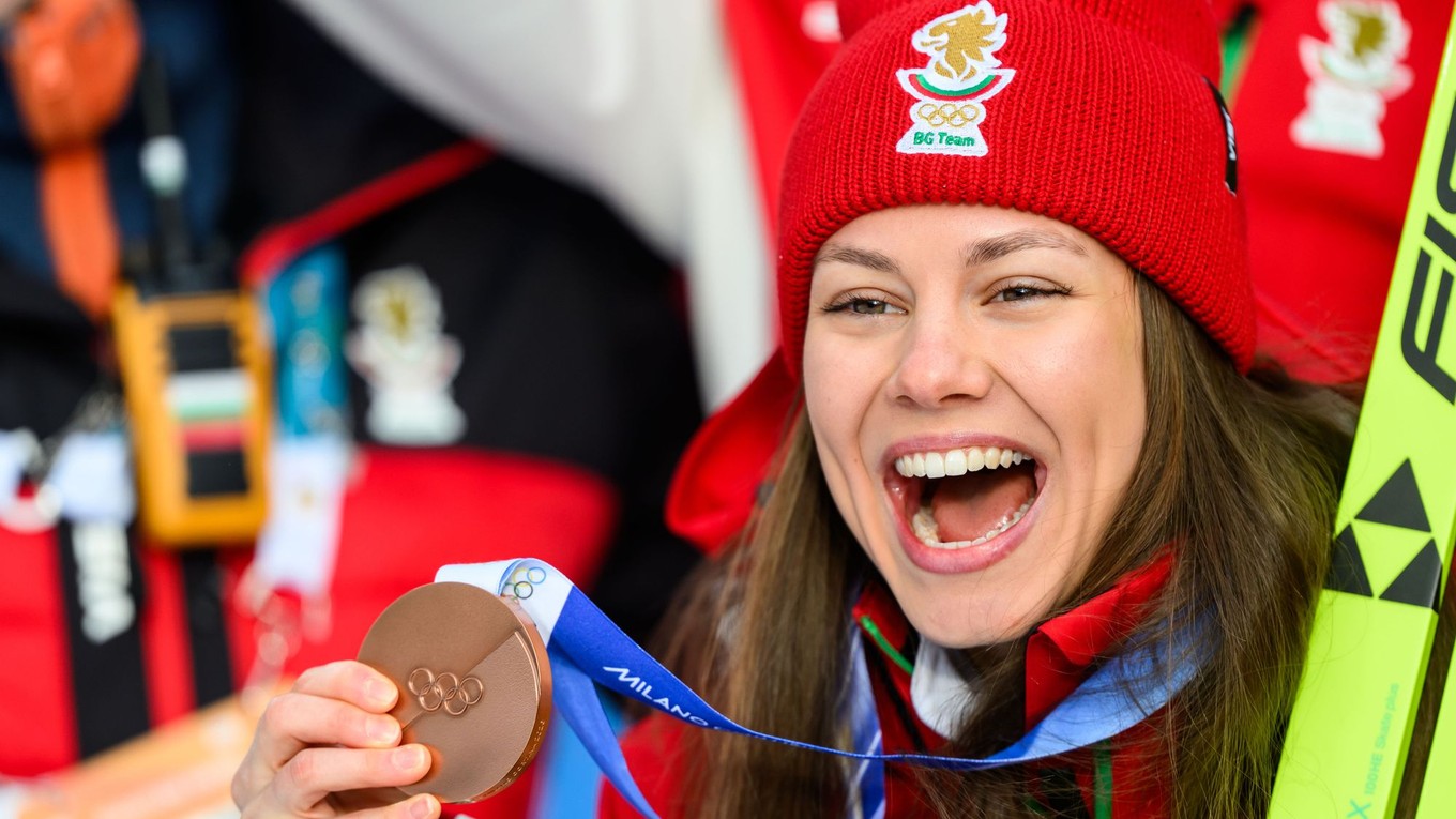 Bulharská biatlonistka Lora Hristovová sa teší z bronzovej medaily na ZOH 2026.