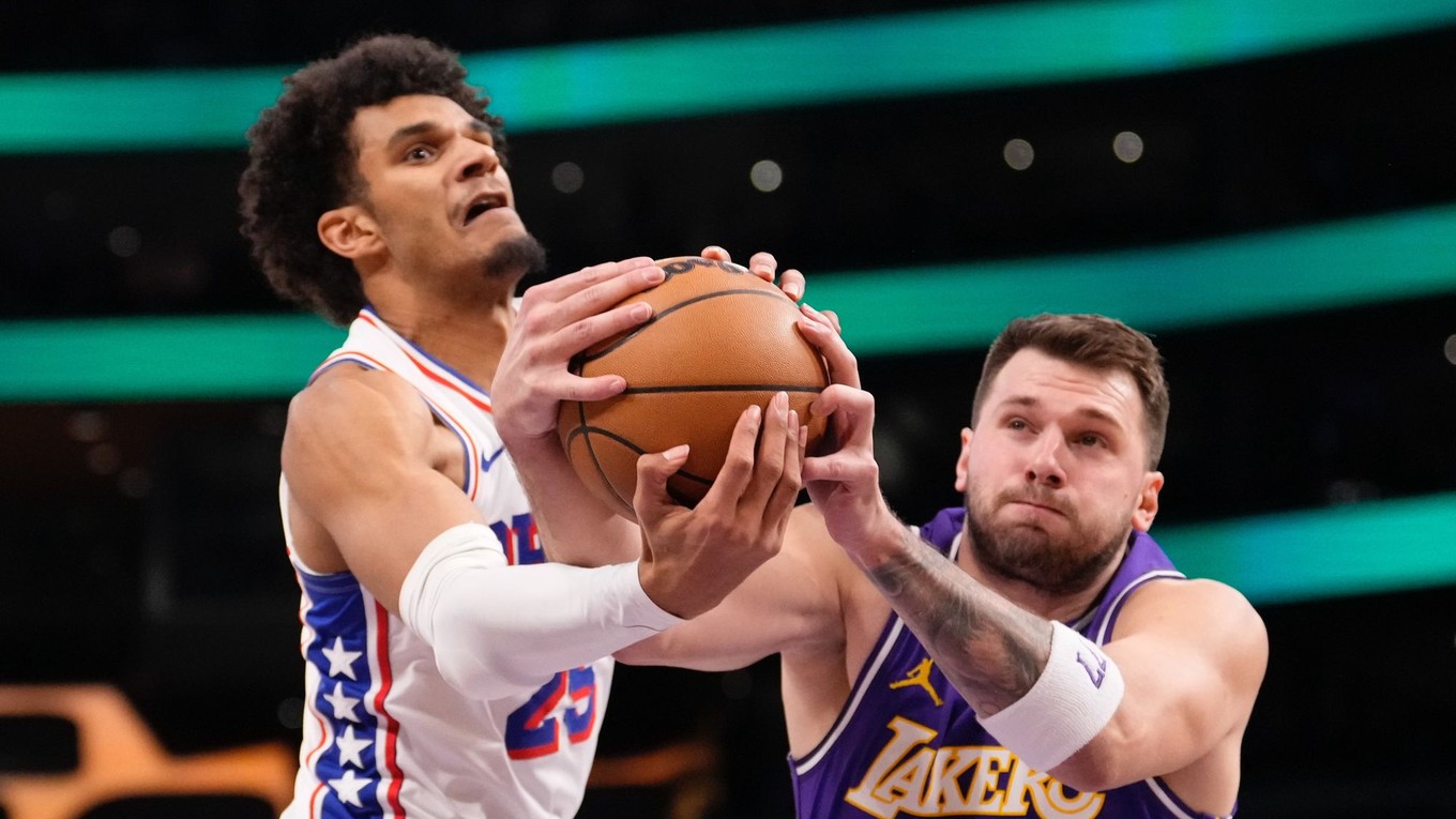 Philadelphia 76ers – krídelník Dominick Barlow (vľavo) a rozohrávač Los Angeles Lakers Luka Dončič.