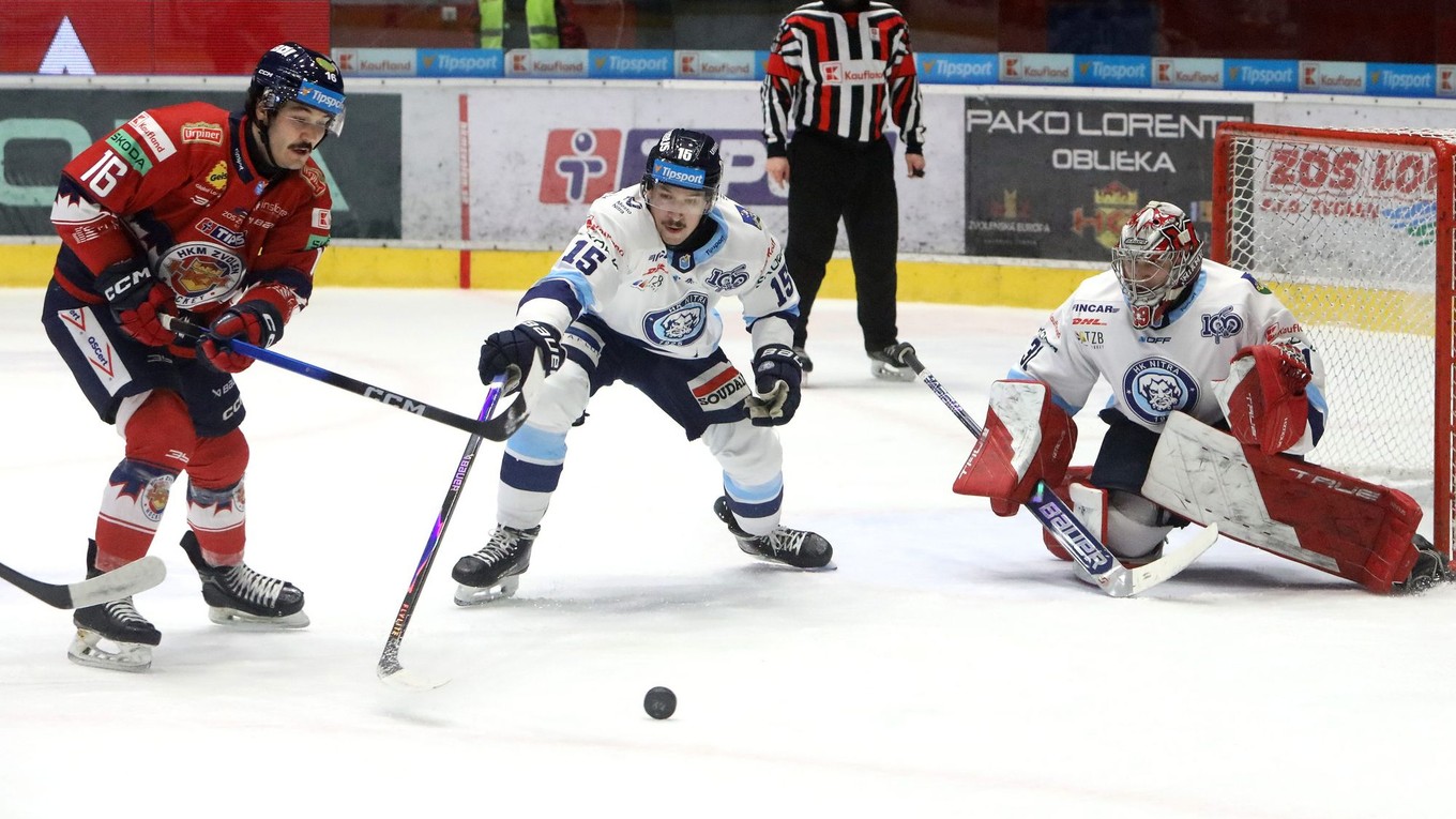 Zľava Arnaud Durandeau (Zvolen), Elias Carmicheal (Nitra) a brankár Nitry Šika Gadzhiev 
