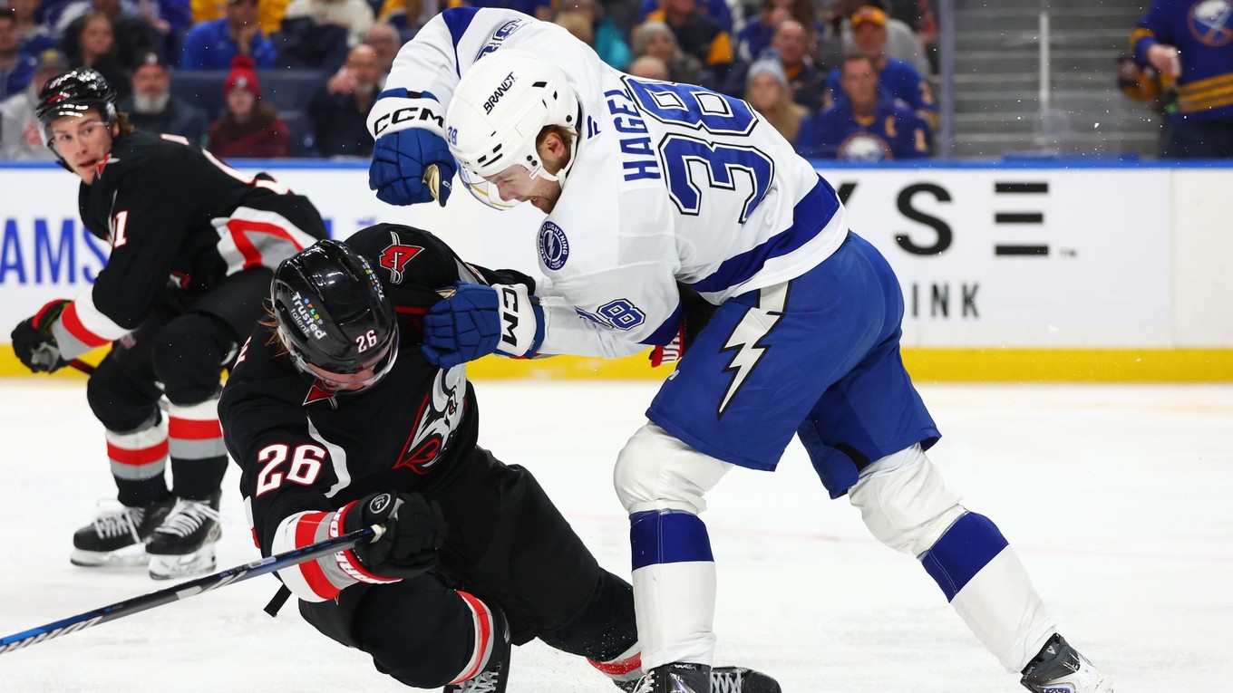 Rasmus Dahlin a Brandon Hagel v pästnom súboji v zápase Buffalo - Tampa Bay.