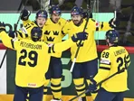 Mikael Backlund sa so spoluhráčmi teší po strelenom góle v zápase Slovensko - Švédsko v skupine A na MS v hokeji 2025.