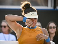 Zranená Naomi Osaková vo finále turnaja WTA v Aucklande 2025.