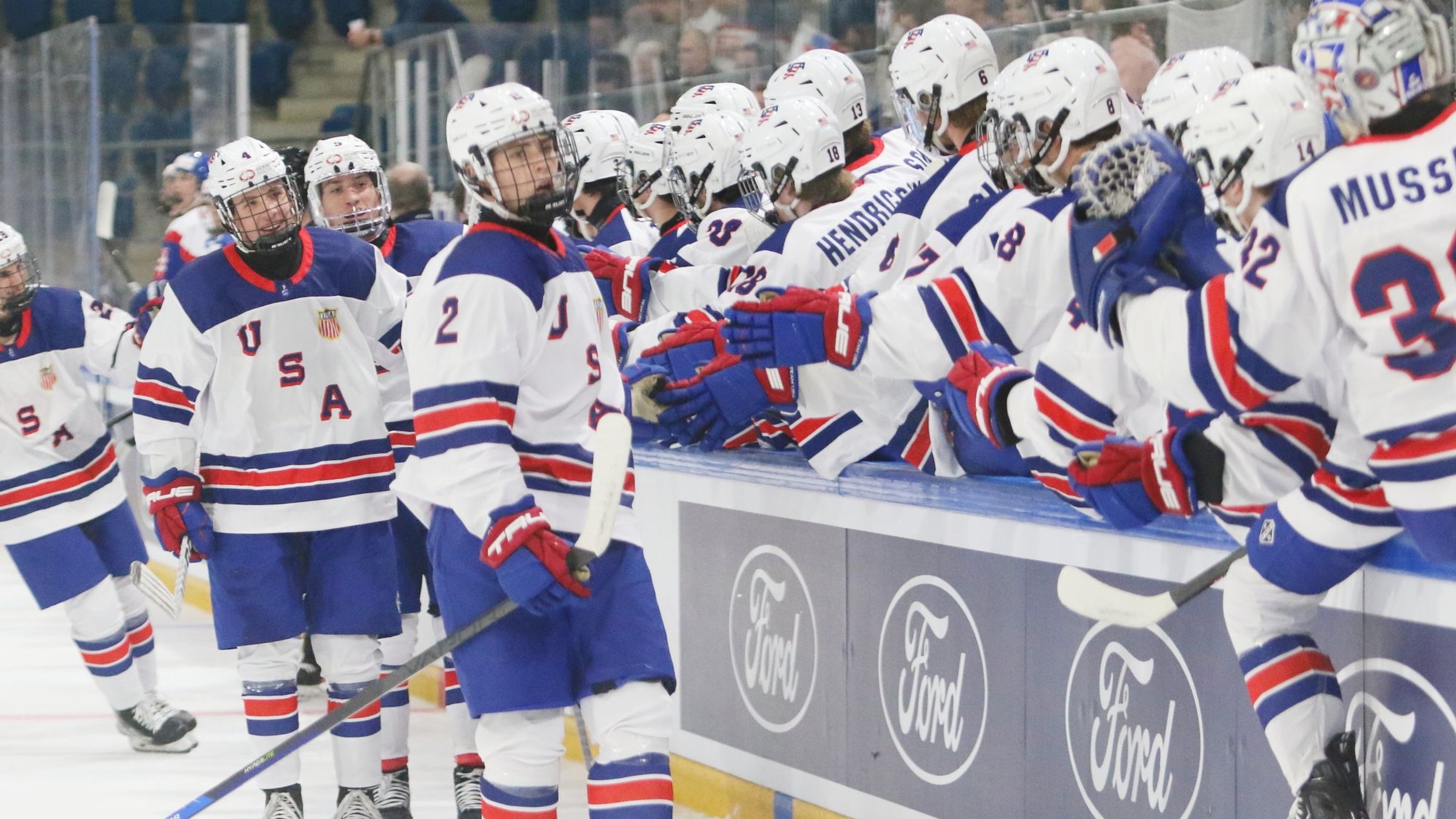 Radosť hráčov USA po góle proti Slovensku v semifinále MS v hokeji do 18 rokov 2023.