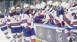 Radosť hráčov USA po góle proti Slovensku v semifinále MS v hokeji do 18 rokov 2023.