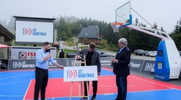 Fotka z oslavy 100 rokov basketbalu na Slovensku a v Česku.