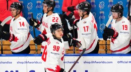 Kanadský hokejista Connor Bedard sa raduje z gólu