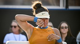 Zranená Naomi Osaková vo finále turnaja WTA v Aucklande 2025.