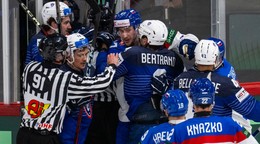 Hromadná potýčka na konci zápasu Slovensko - Francúzsko na MS v hokeji 2025.