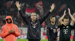 Hráči Bayernu oslavujú víťazstvo.