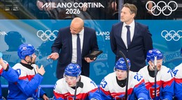 slovenskí hokejisti zľava kapitán Tomáš Tatar, Dalibor Dvorský, Adam Liška, Libor Hudáček a v pozadí sprava hlavný tréner Vladimír Országh