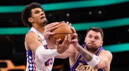 Philadelphia 76ers – krídelník Dominick Barlow (vľavo) a rozohrávač Los Angeles Lakers Luka Dončič.
