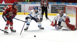 Zľava Arnaud Durandeau (Zvolen), Elias Carmicheal (Nitra) a brankár Nitry Šika Gadzhiev