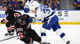 Rasmus Dahlin a Brandon Hagel v pästnom súboji v zápase Buffalo - Tampa Bay.