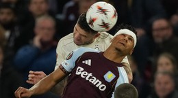 Futbalista Aston Villy Ollie Watkins (uprostred) s obviazanou hlavou.