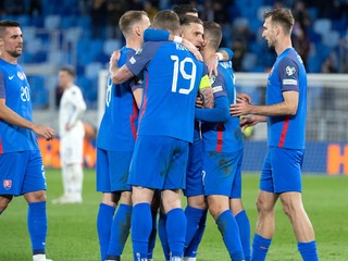 Slovenskí futbalisti sa tešia po strelenom góle v zápase Slovensko - Bosna a Hercegovina v kvalifikácii EURO 2024.