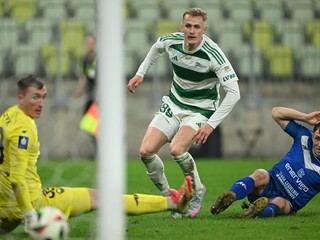Tomáš Bobček z Lechie Gdansk strieľa gól. 