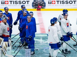 Hokejoví reprezentanti SR počas tréningu pred zápasom na MS 2025 