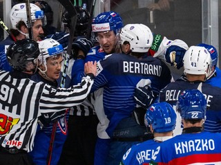Hromadná potýčka na konci zápasu Slovensko - Francúzsko na MS v hokeji 2025.