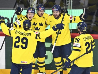 Mikael Backlund sa so spoluhráčmi teší po strelenom góle v zápase Slovensko - Švédsko v skupine A na MS v hokeji 2025.