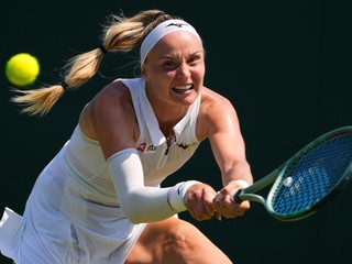 Slovenská tenistka Rebecca Šramková počas zápasu vo Wimbledone 2025.