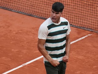 Carlos Alcaraz oslavuje výhru
