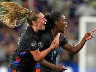 Futbalistky Anglicka oslavujú gól