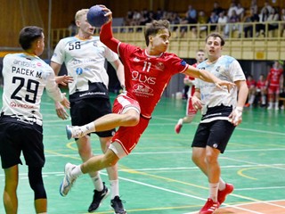 Ján Kristián Krok (MŠK Považská Bystrica) strieľa na bránu počas zápasu 4. kola Niké Handbal Extraligy ŠKP Bratislava - MŠK Považská Bystrica.