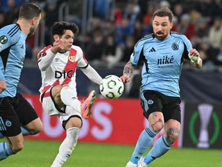 Hráč tímu Rayo Vallecano Fran Pérez(uprostred), hráči Slovanu Kenan Bajrič (vľavo) a Guram Kašia bojujú o loptu 