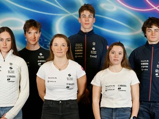 Slovenskí reprezentanti a reprezentantky v behu na lyžiach v popredí zľava Tereza Bukasová, Mária Danielová, Emília Rendová a v pozadí zľava Martin Borsík, Jelisej Kuzmin a Matej Horniak