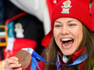 Bulharská biatlonistka Lora Hristovová sa teší z bronzovej medaily na ZOH 2026.