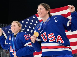 Hilary Knightová (vpravo) oslavuje získ zlatej medaily na ZOH 2026