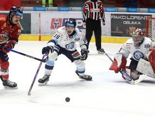 Zľava Arnaud Durandeau (Zvolen), Elias Carmicheal (Nitra) a brankár Nitry Šika Gadzhiev