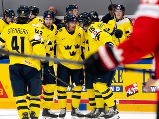 Hokejisti Švédska sa tešia z gólu na MS v hokeji 2026