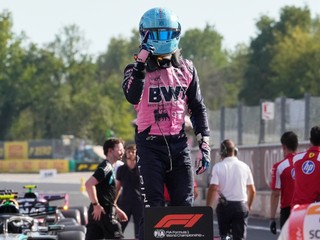 Francúzsky pretekár F1 Pierre Gasly zo stajne Alpine sa teší po víťazstve v kvalifikácii na nedeľnú Veľkú cenu Talianska na okruhu v Monze.