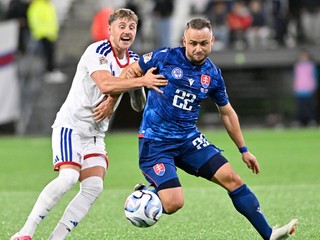 Vpravo Stanislav Lobotka (Slovensko) a Hanus Sörensen (Faerské ostrovy)