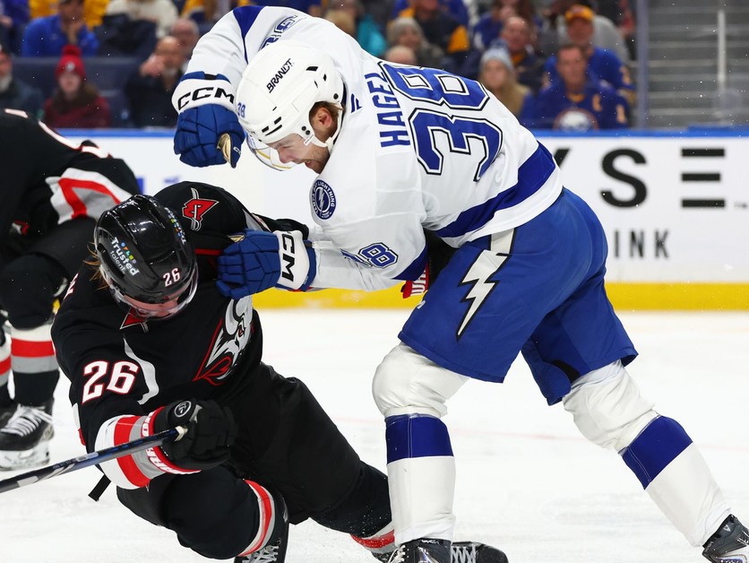 Rasmus Dahlin a Brandon Hagel v pästnom súboji v zápase Buffalo - Tampa Bay.
