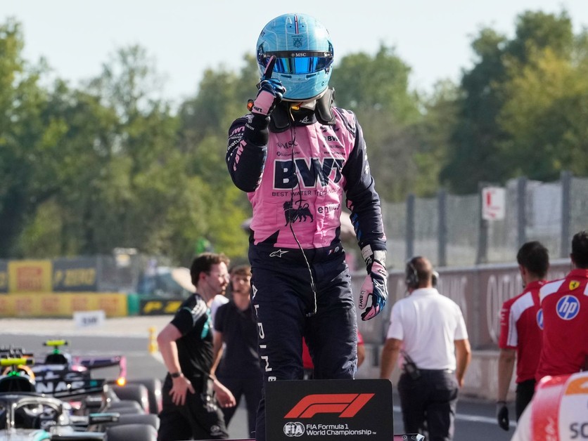 Francúzsky pretekár F1 Pierre Gasly zo stajne Alpine sa teší po víťazstve v kvalifikácii na nedeľnú Veľkú cenu Talianska na okruhu v Monze.