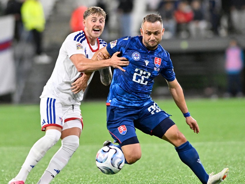 Vpravo Stanislav Lobotka (Slovensko) a Hanus Sörensen (Faerské ostrovy)