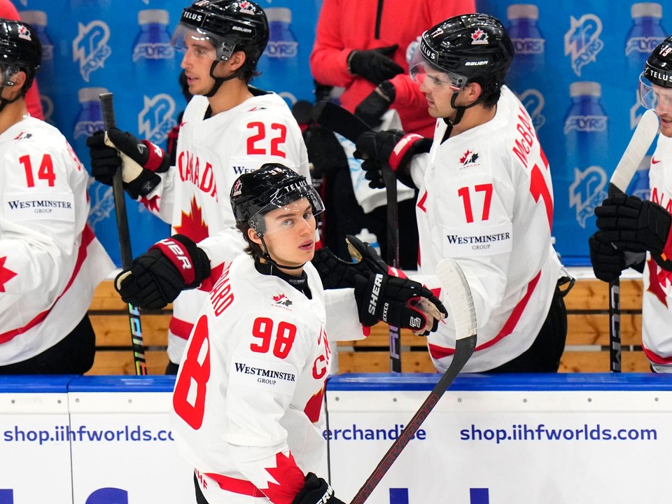 Kanadský hokejista Connor Bedard sa raduje z gólu