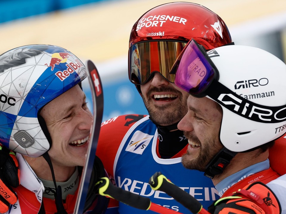 Zľava Marco Odermatt, Loic Meillard a Thomas Tumler po obrovskom slalom v Hafjelli.