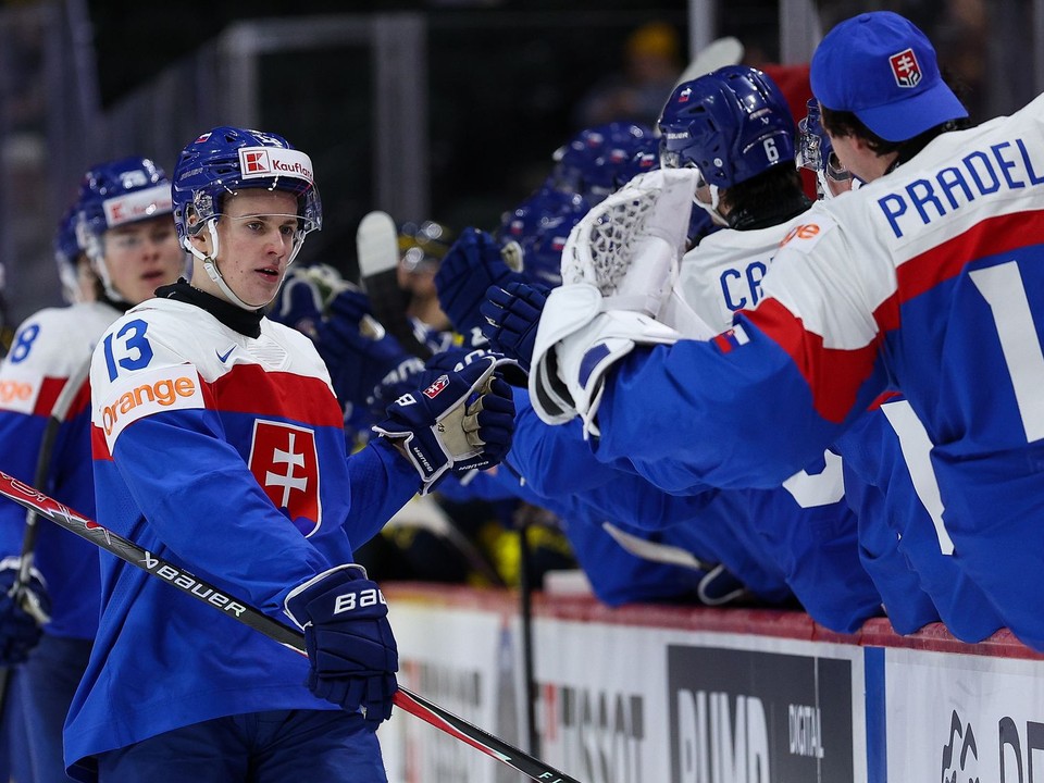 Slovenskí hokejisti do 20 rokov sa tešia z gólu