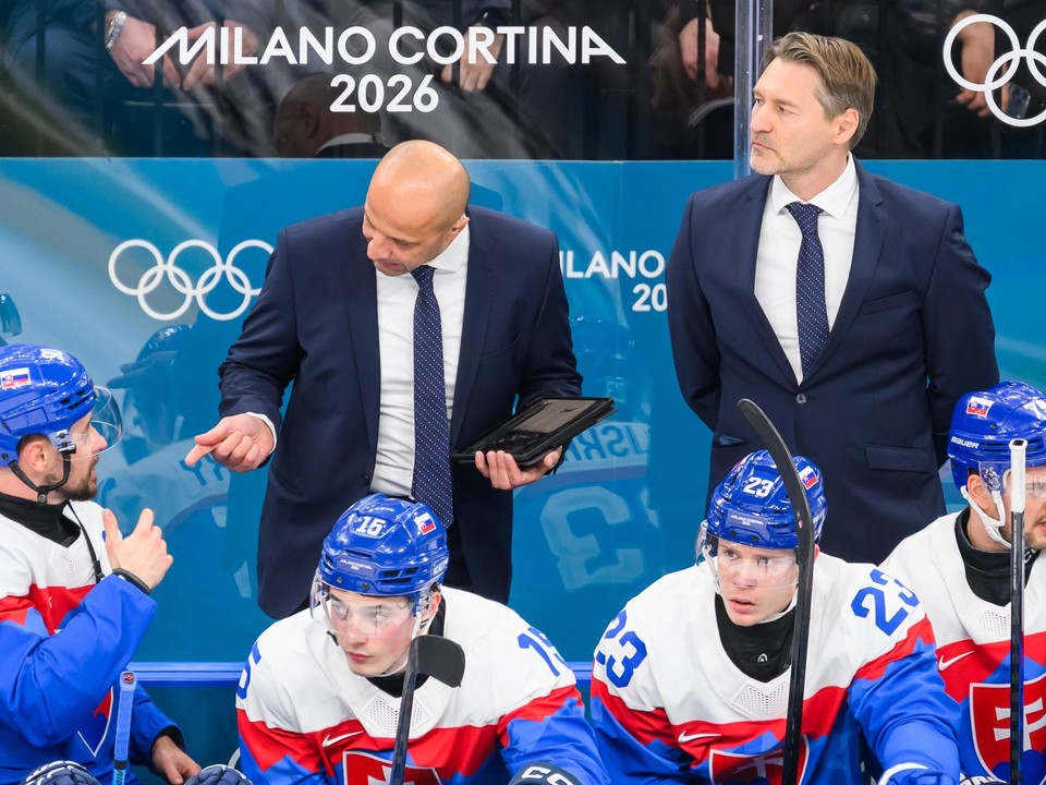 slovenskí hokejisti zľava kapitán Tomáš Tatar, Dalibor Dvorský, Adam Liška, Libor Hudáček a v pozadí sprava hlavný tréner Vladimír Országh