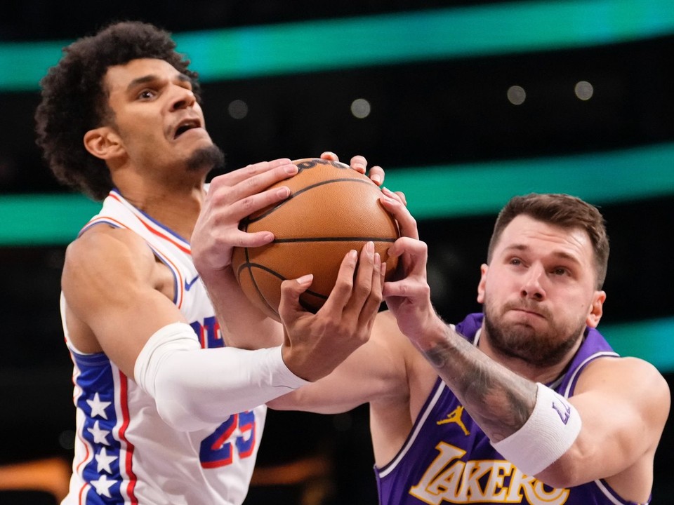Philadelphia 76ers – krídelník Dominick Barlow (vľavo) a rozohrávač Los Angeles Lakers Luka Dončič.